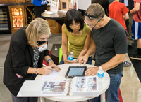 200experts-200 Designer talking with people