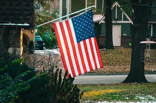 G_Hero Day WEB American Flag on House