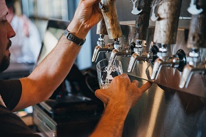 beer pour photo of beer pouring